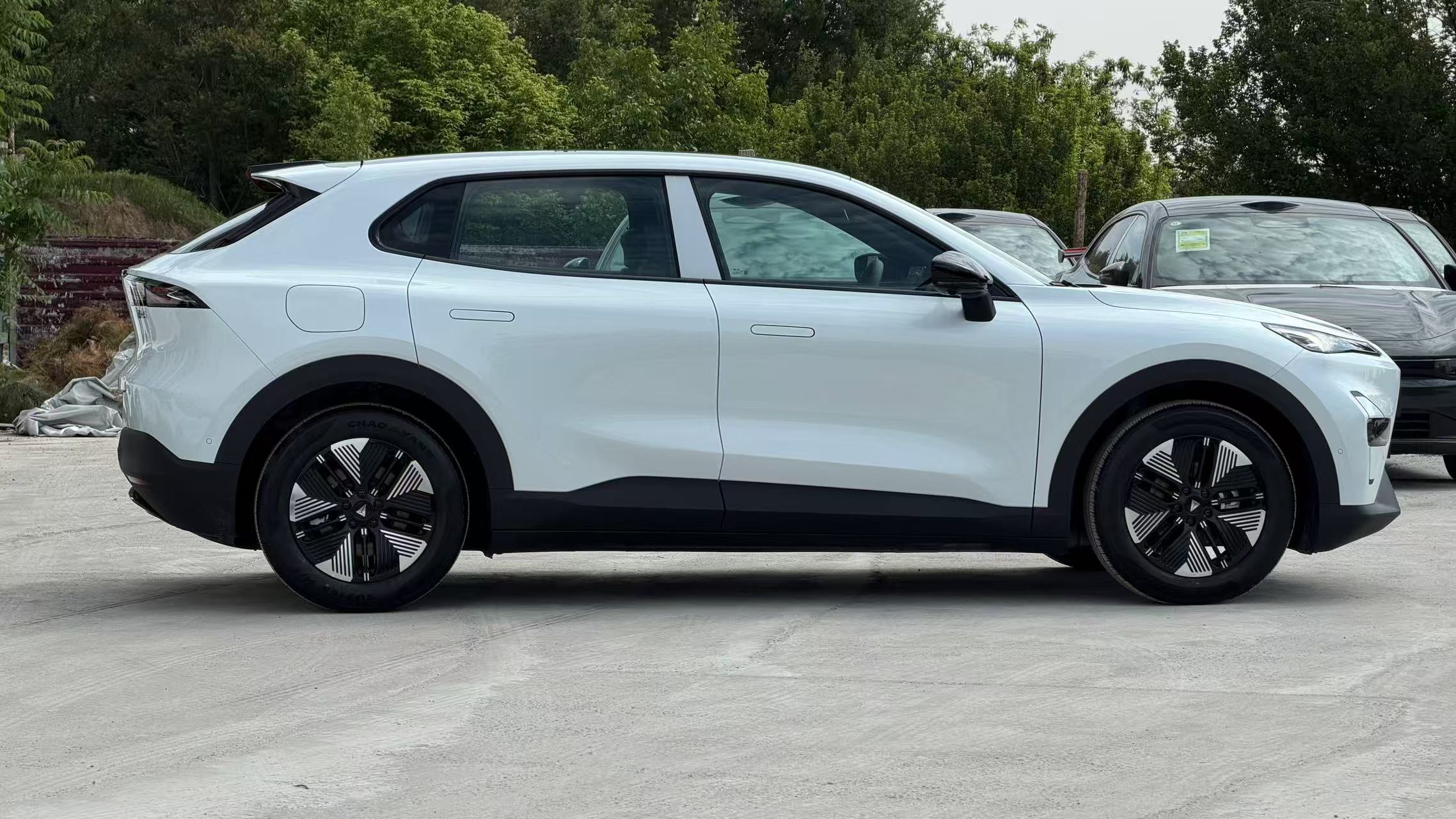 Deepal S05 side view displayed for import buyers